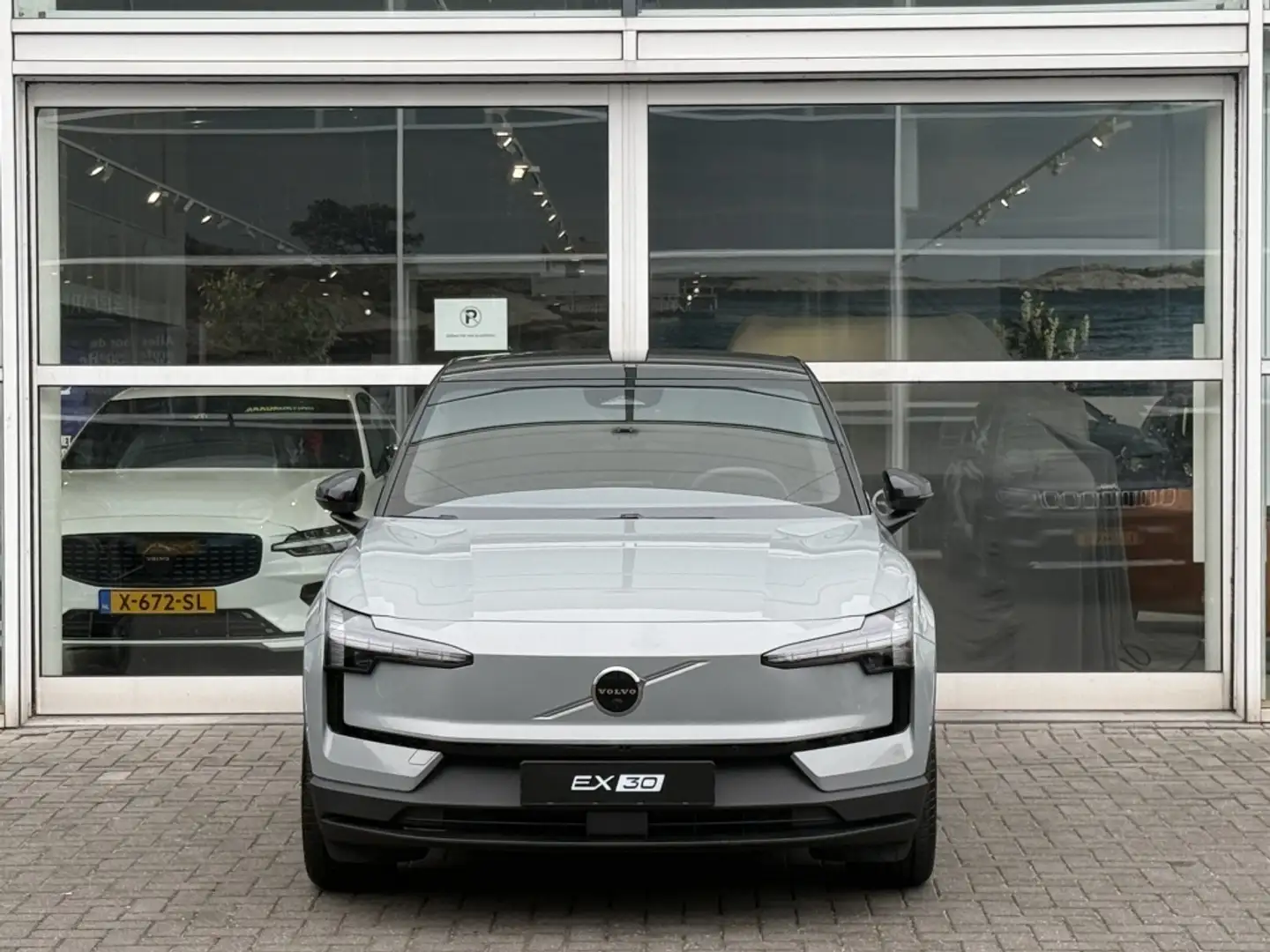 Volvo EX30 Nieuwprijs € 49.062 | Extended Range Ultra Gris - 2