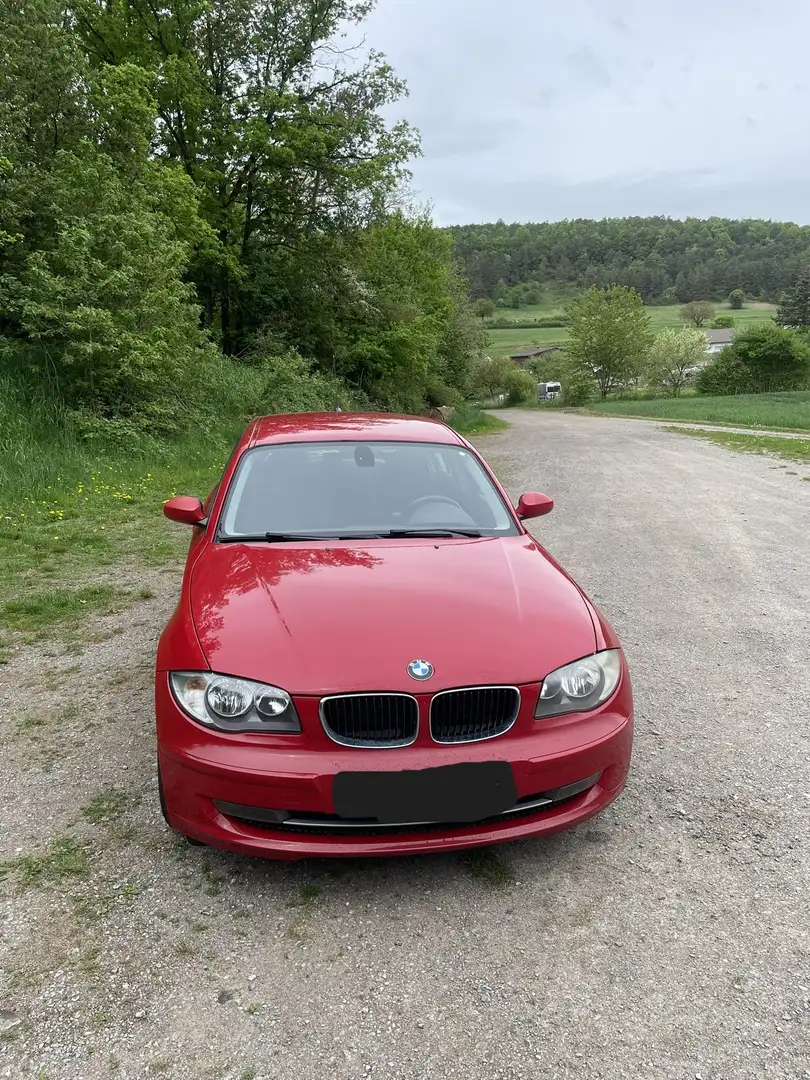 BMW 118 BMW Baureihe 1 Limousine 118i Czerwony - 1