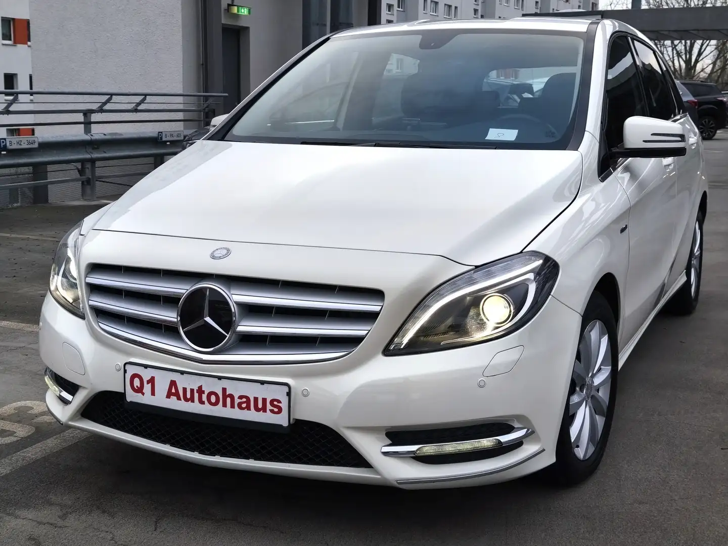 Mercedes-Benz B 180 CDI AUTOM. BI-XENON/SHZG/TEMP/CHROM/NAVI/PDC/ALUS Weiß - 1