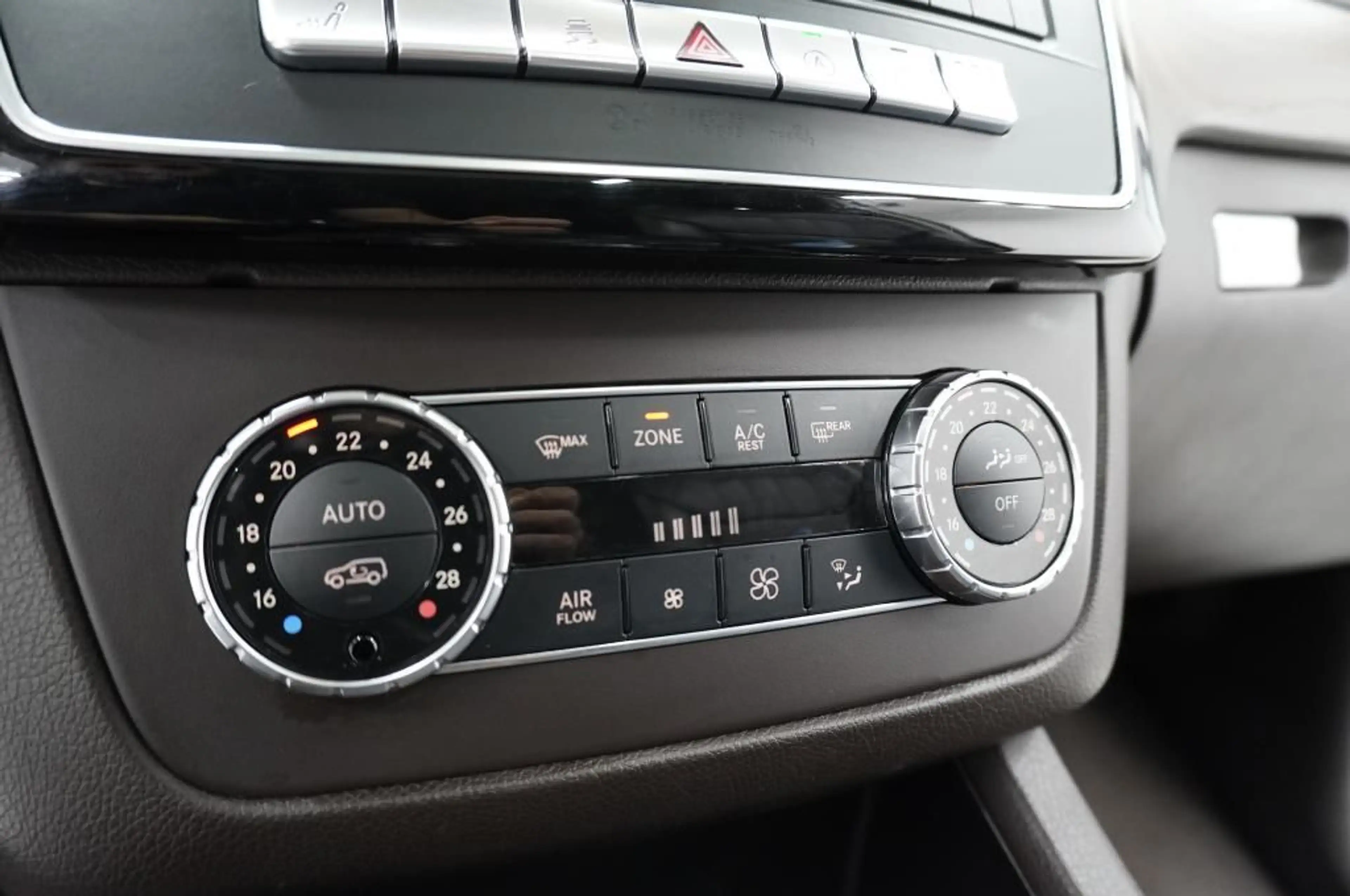 Mercedes-Benz GLS 350 d 4Matic BlueTEC Off-Roader Navi/Lede — photo 14