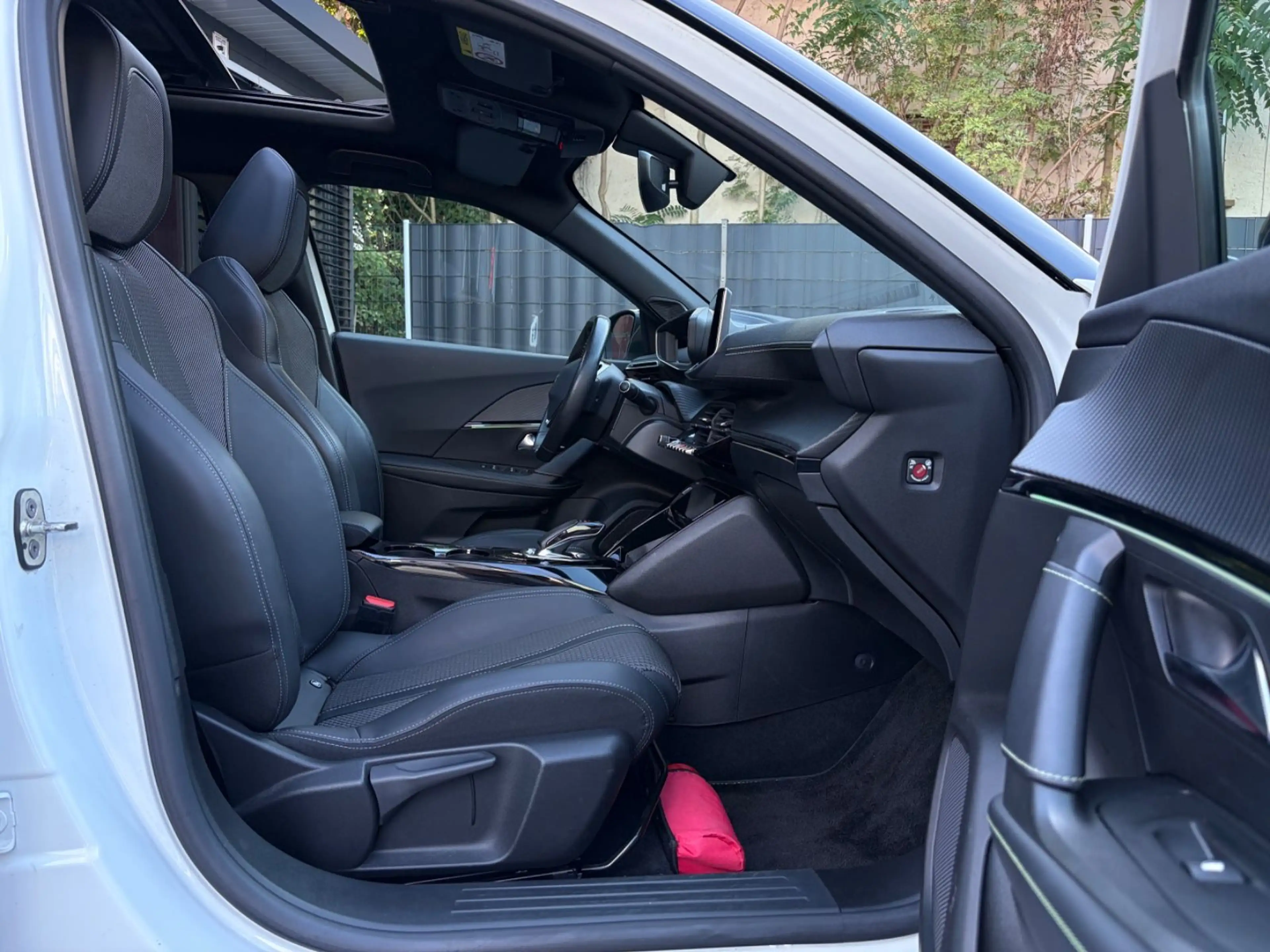 Peugeot e-2008 GT /PANO/NAVI/ACC/360°KAMERA/AMBIENTE-B — photo 15