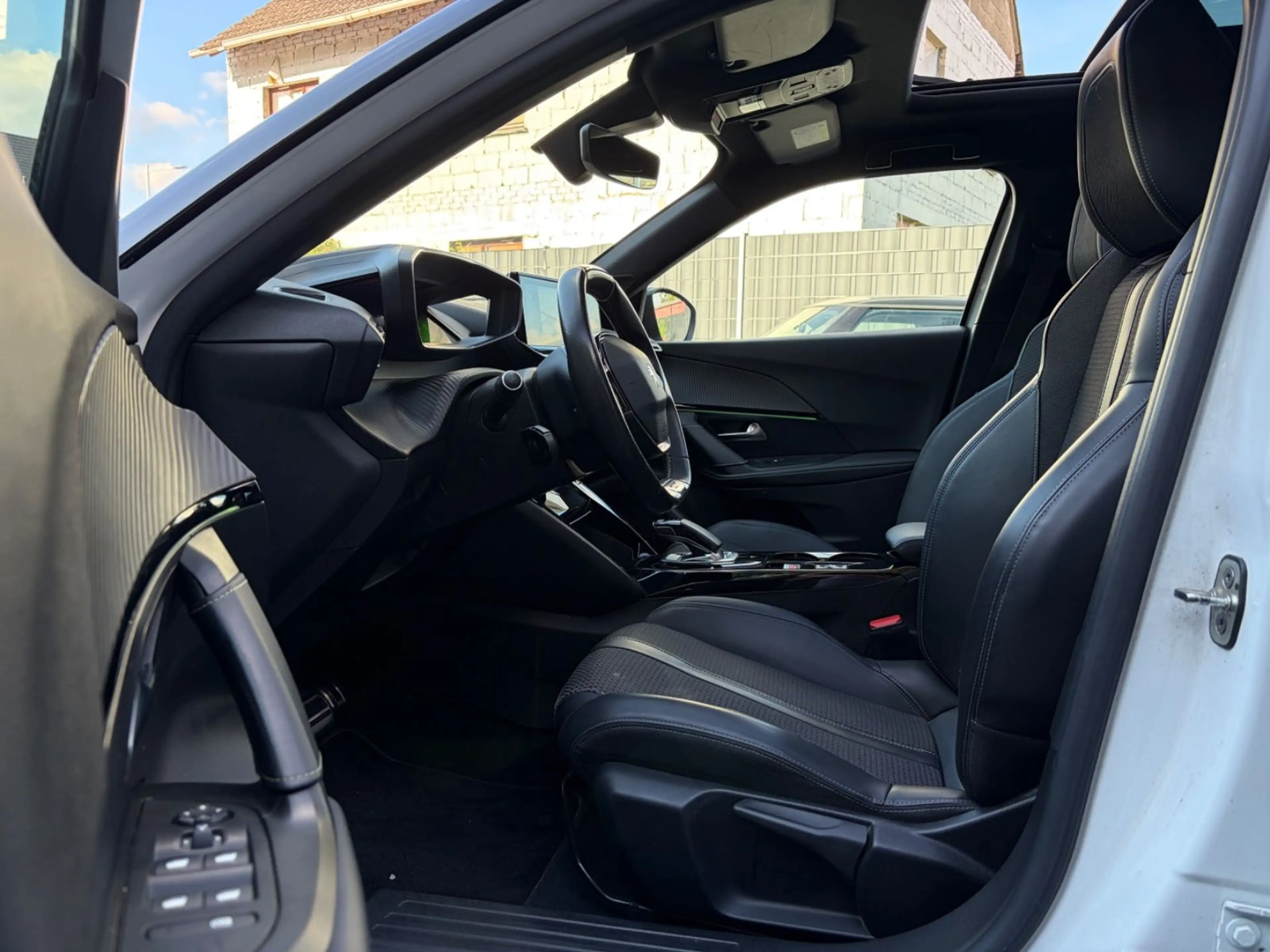Peugeot e-2008 GT /PANO/NAVI/ACC/360°KAMERA/AMBIENTE-B — photo 12