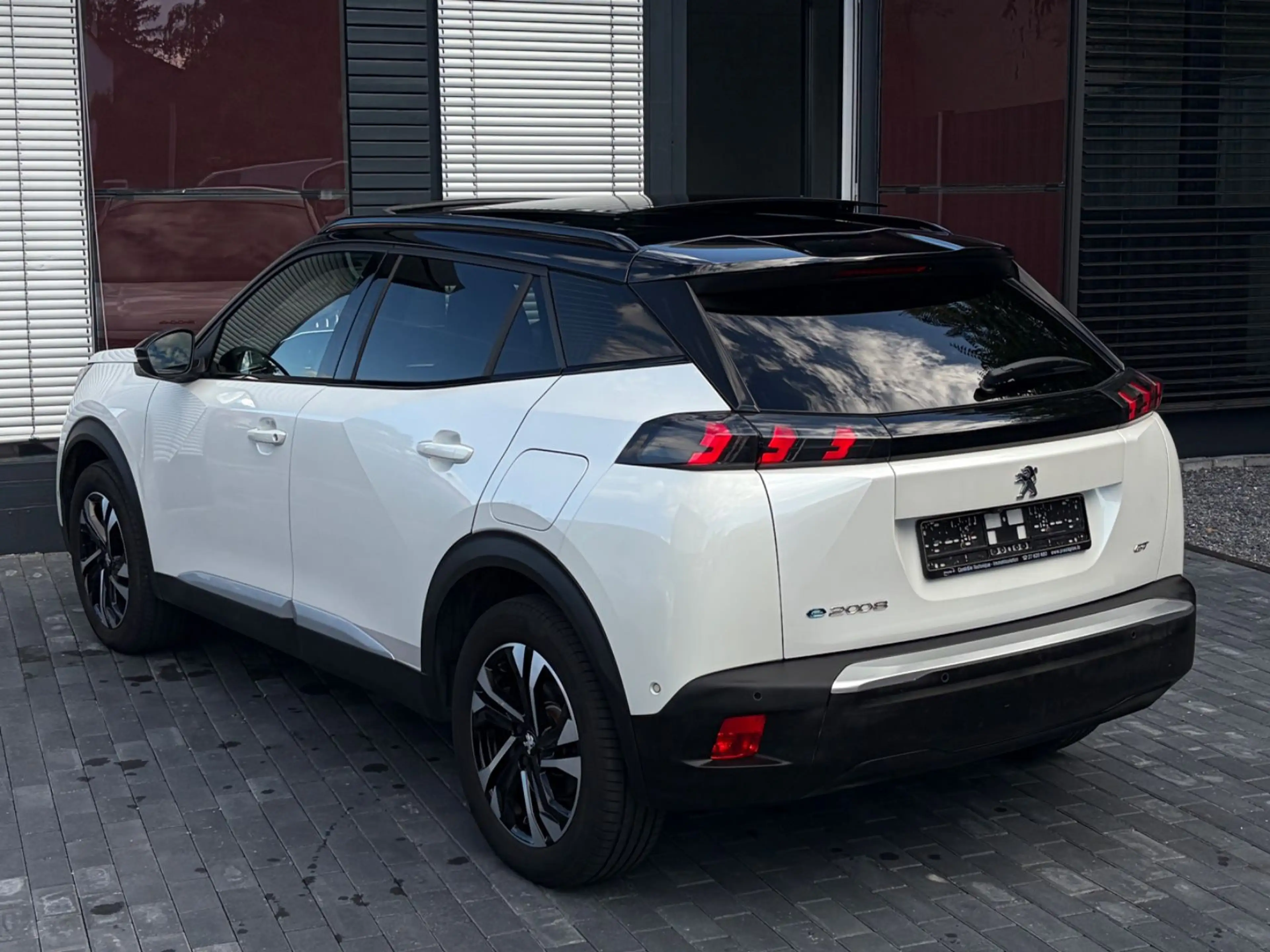 Peugeot e-2008 GT /PANO/NAVI/ACC/360°KAMERA/AMBIENTE-B — photo 7