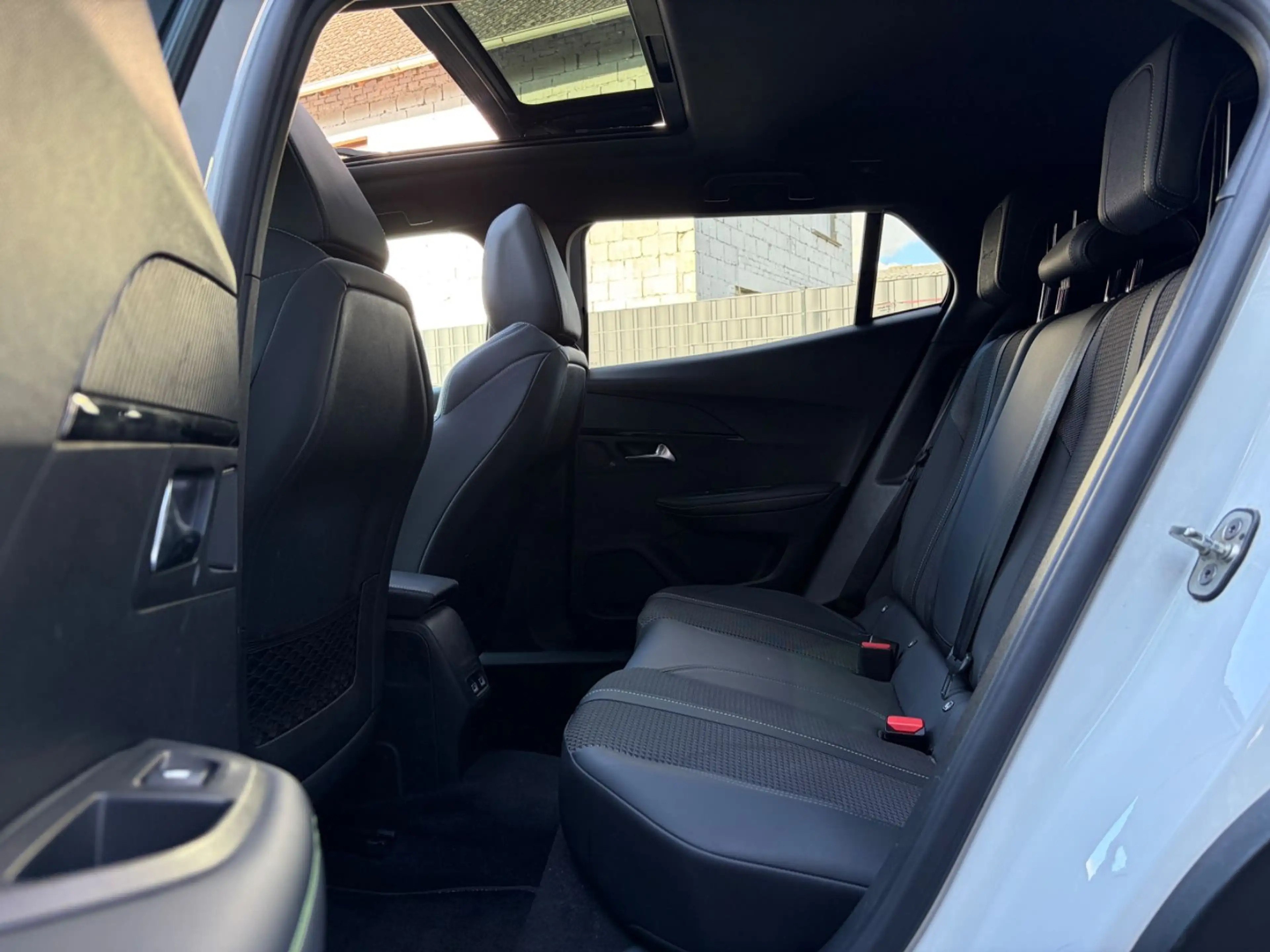 Peugeot e-2008 GT /PANO/NAVI/ACC/360°KAMERA/AMBIENTE-B — photo 13