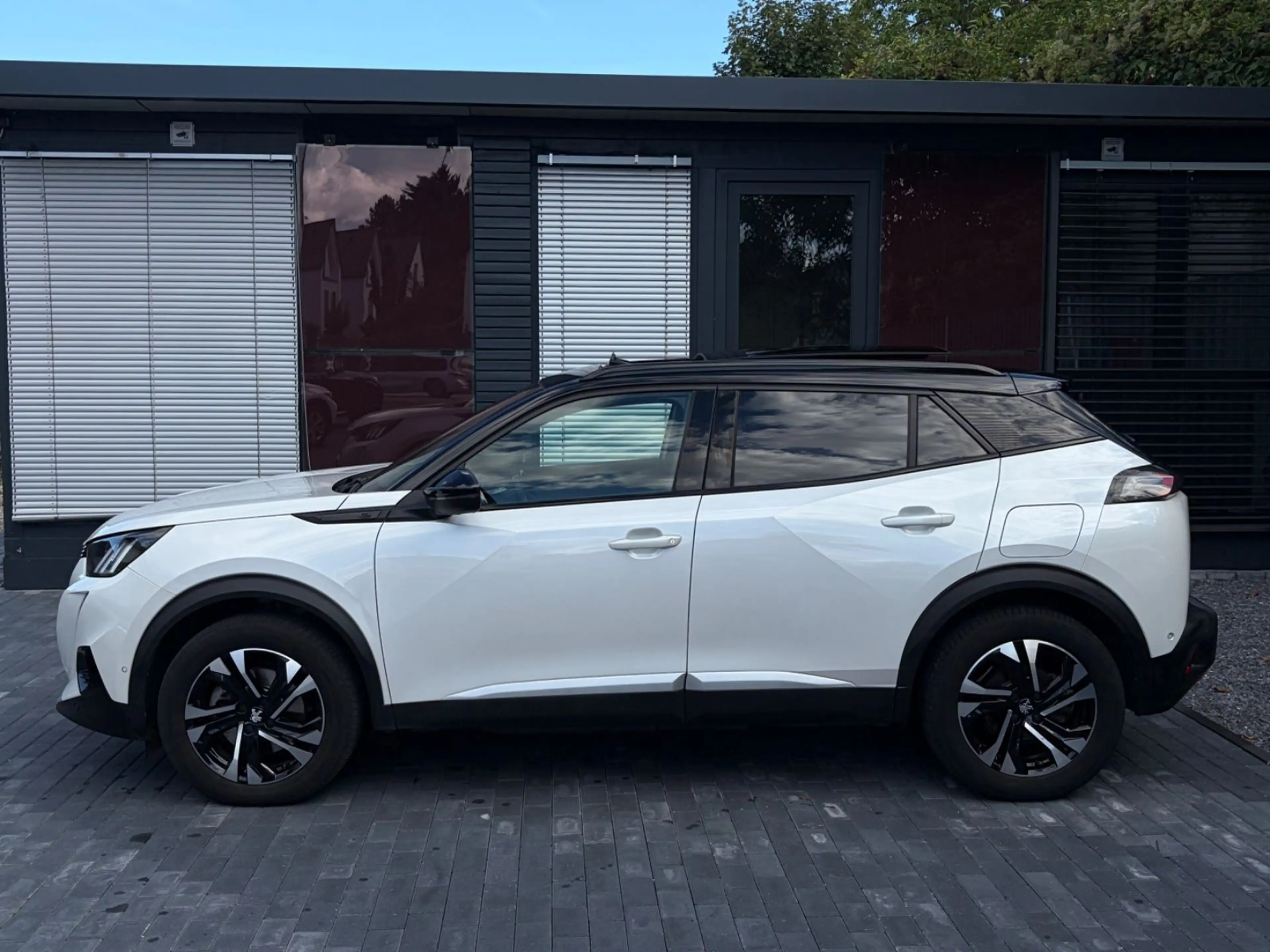 Peugeot e-2008 GT /PANO/NAVI/ACC/360°KAMERA/AMBIENTE-B — photo 6