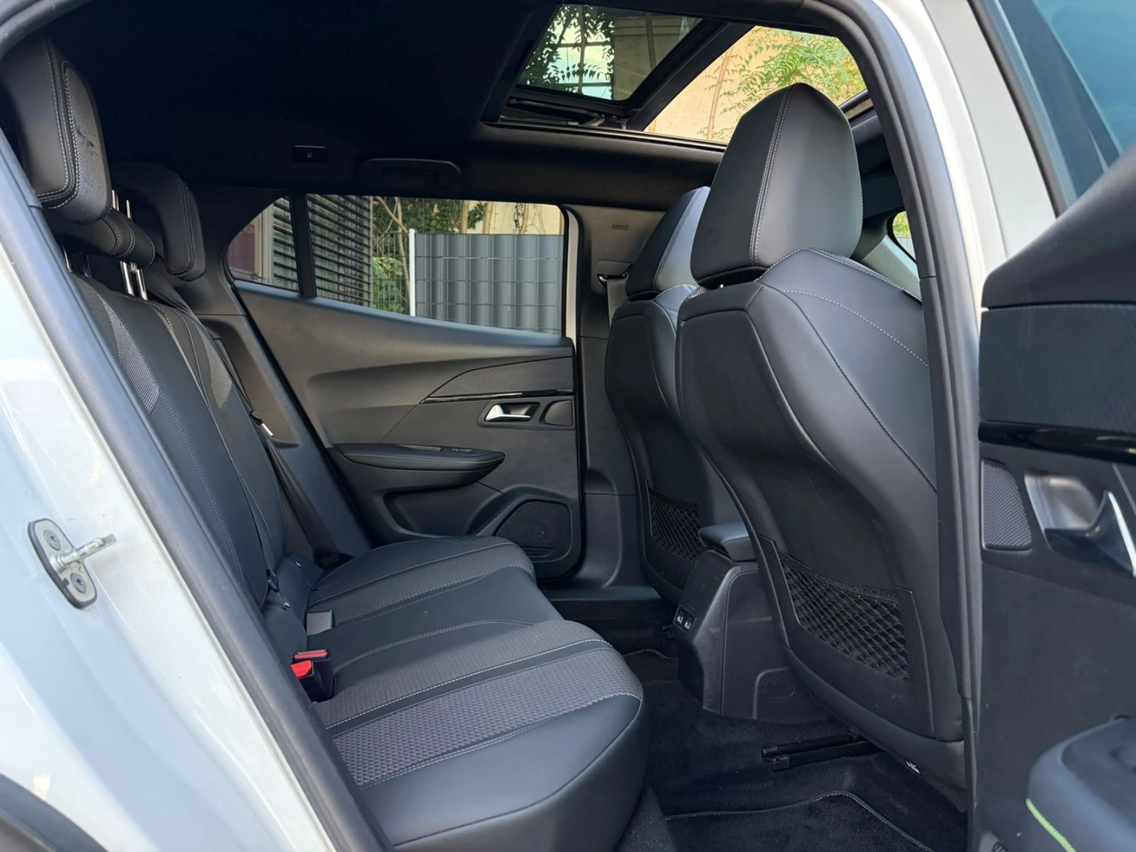 Peugeot e-2008 GT /PANO/NAVI/ACC/360°KAMERA/AMBIENTE-B — photo 14