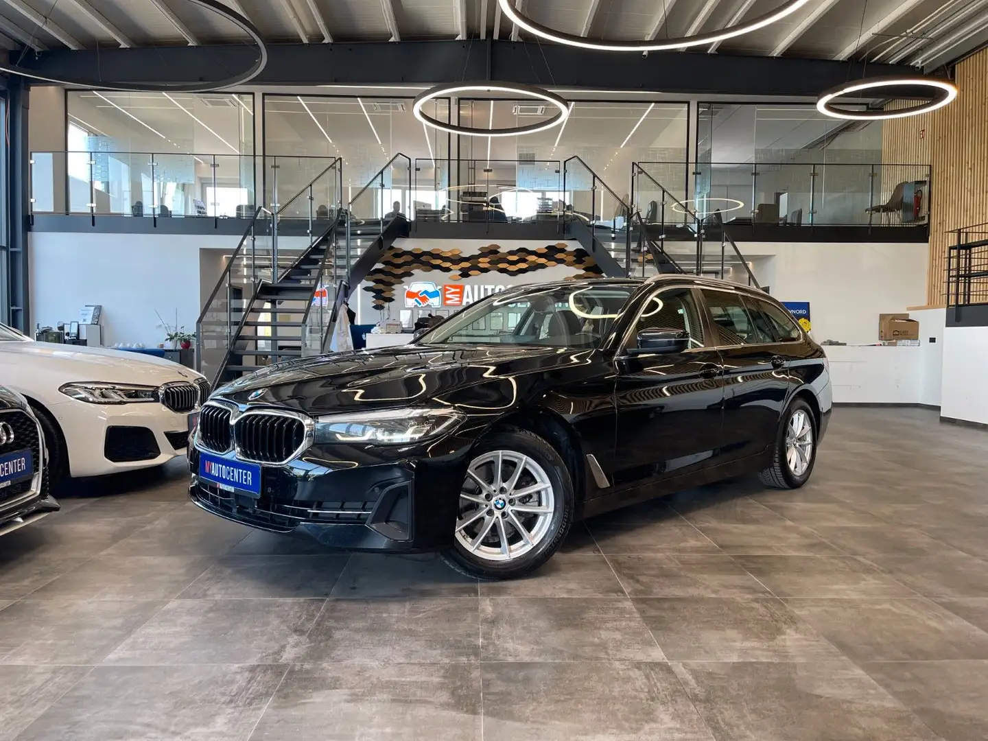 BMW 520 Touring 520 d *1.HAND*HUD*NAVI*KAM*LED*AHK* Schwarz - 1