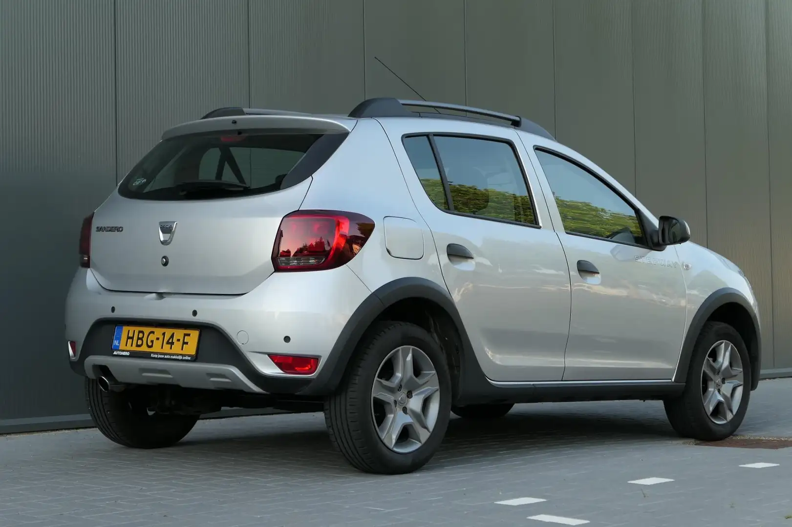 Dacia Sandero 0.9 TCe Stepway Laureate Navi Carplay Cruise Airco Grijs - 2