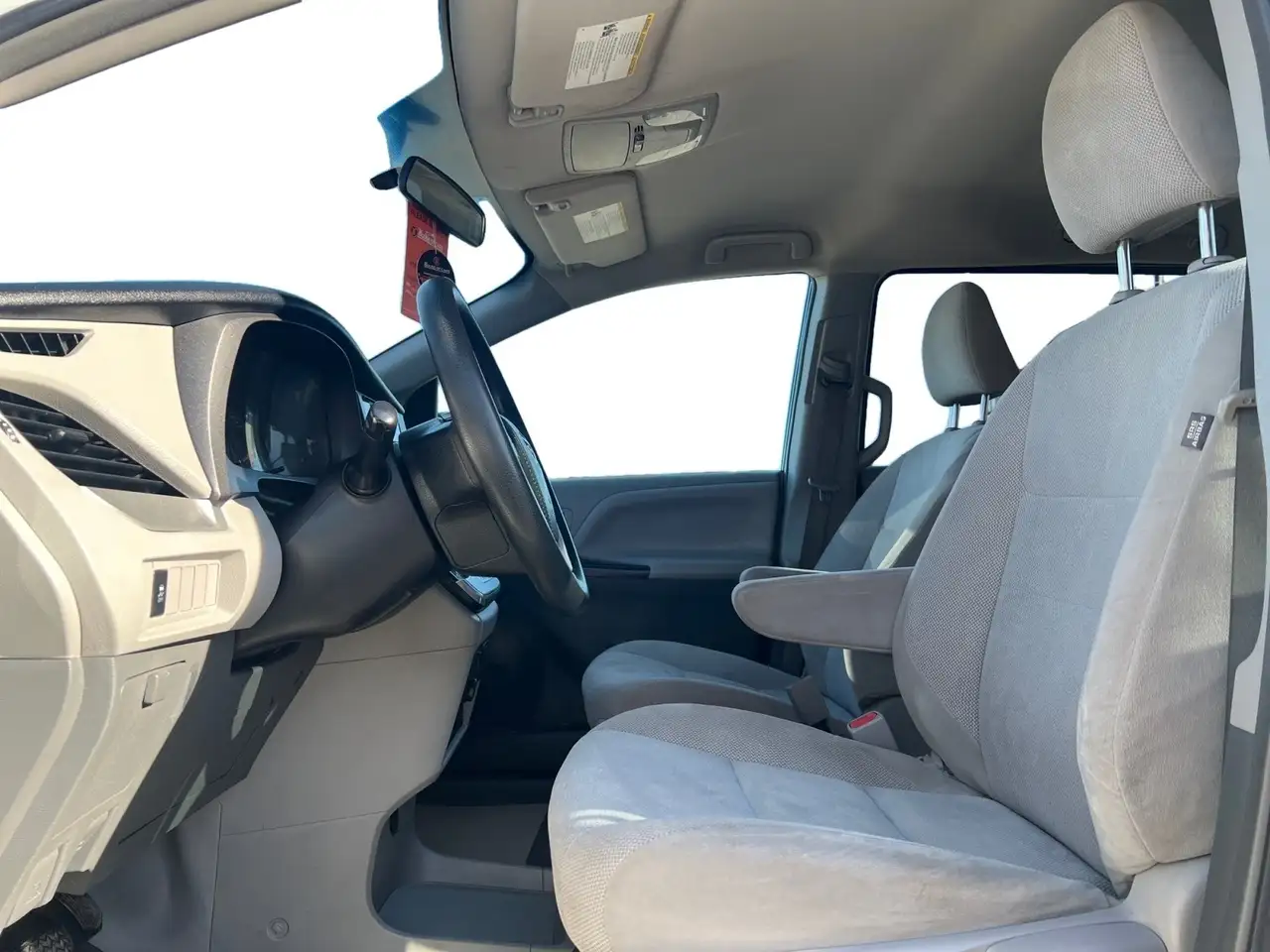 Toyota Sienna снимка Toyota Sienna