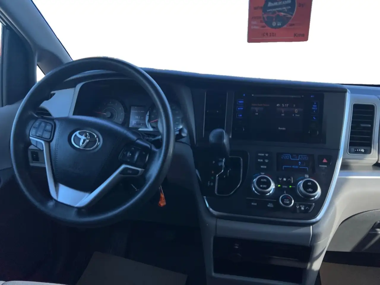 Toyota Sienna снимка Toyota Sienna