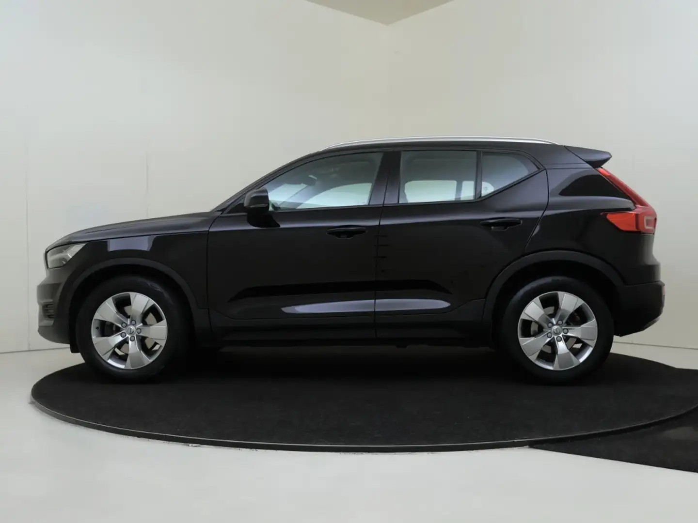 Volvo XC40 T4 Momentum | Trekhaak | Achteruitrijcamera | Carp Noir - 2
