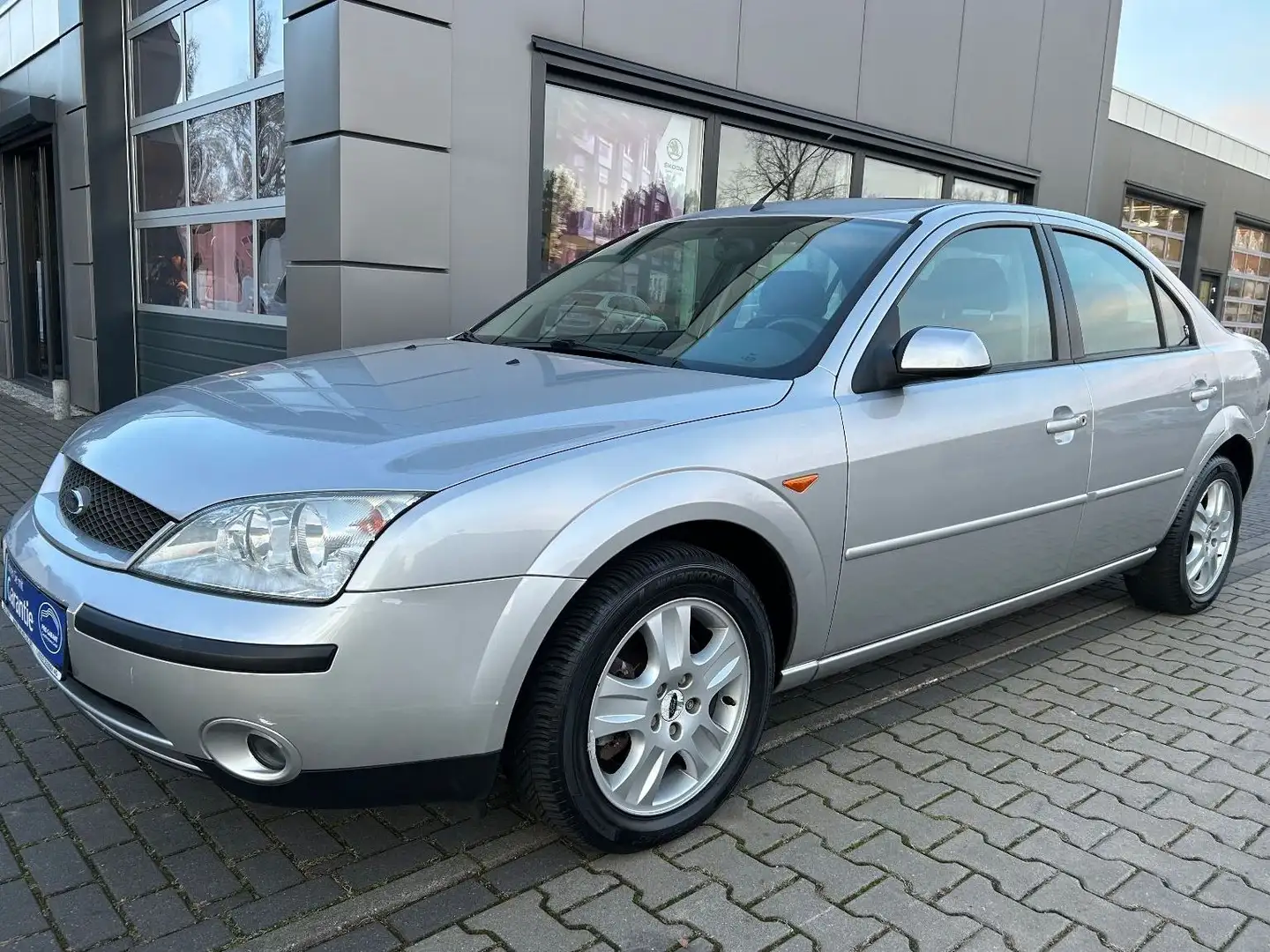 Ford Mondeo 2.0 Ghia Silber - 1