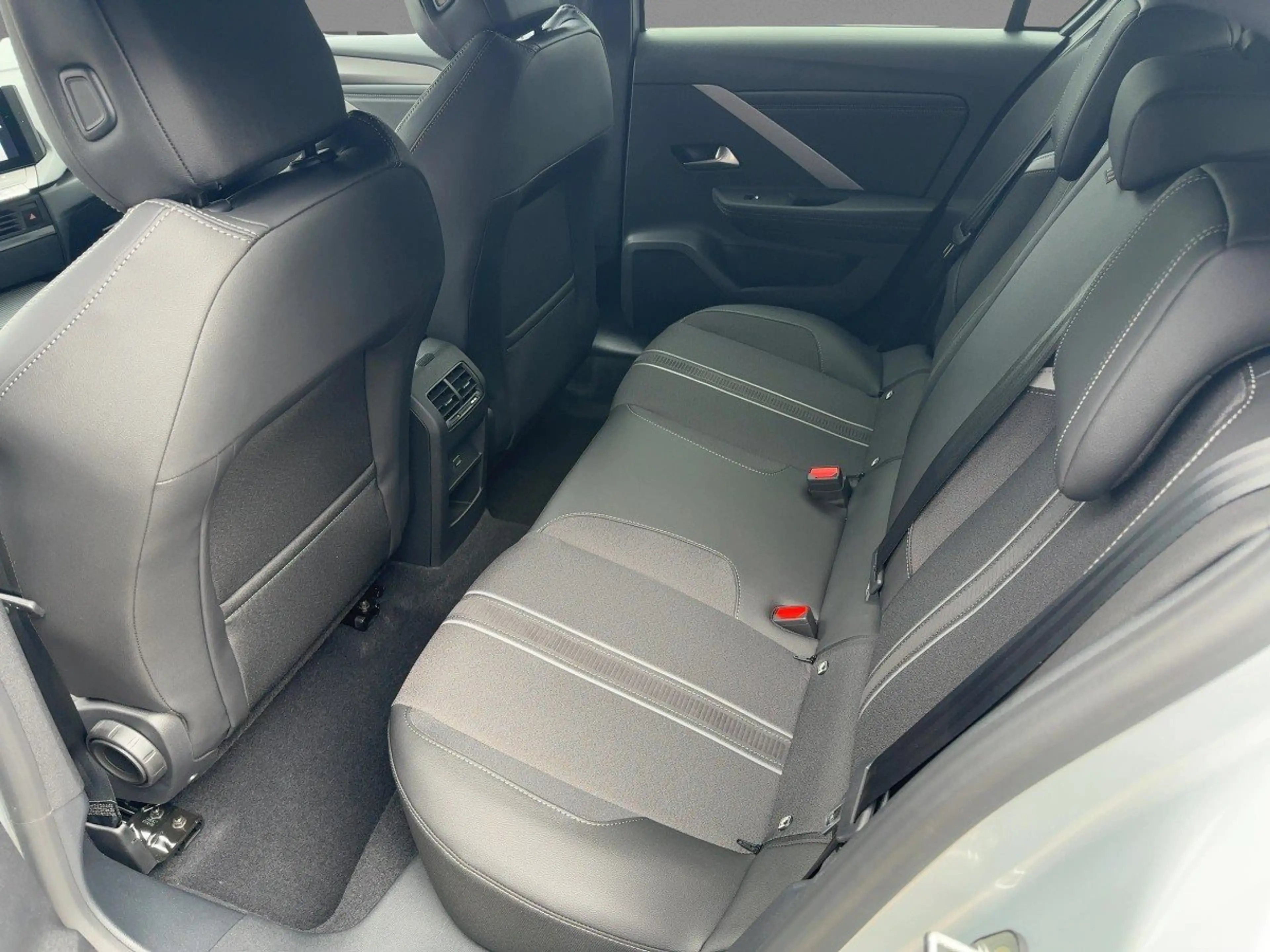 Opel Astra 5-Türer. GS. Hybrid. 6-Gang 360-CAM ACC LM — photo 10