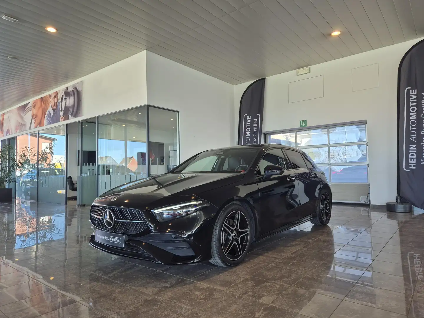 Mercedes-Benz A 180 Hatchback AMG Line | Panoramisch Dak | Head-Up Dis Negro - 2