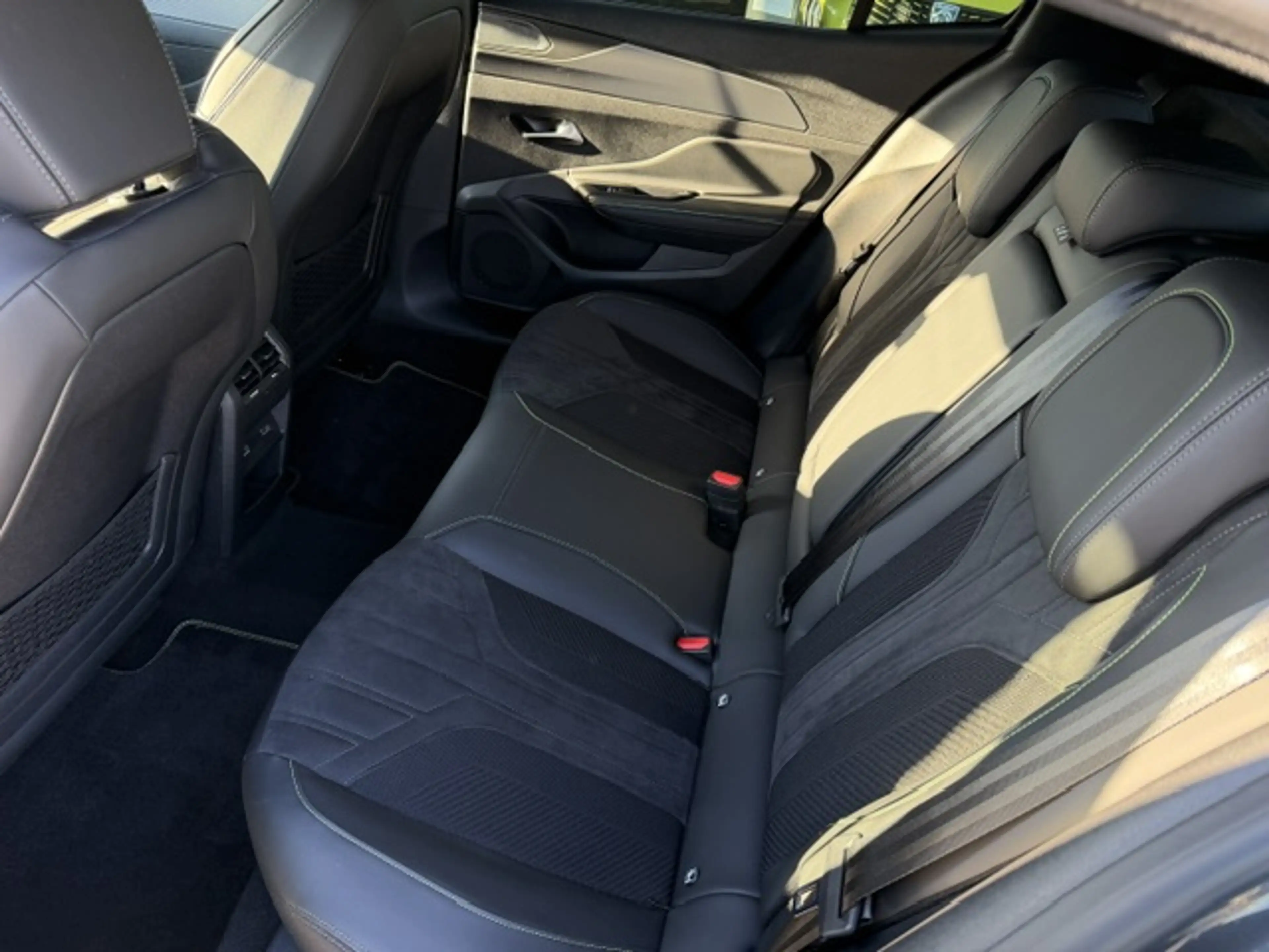 Peugeot 408 Plug in Hybrid 225 GT — photo 10