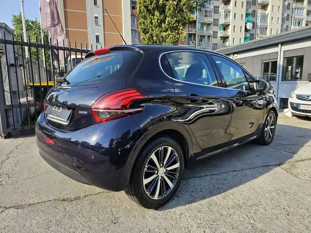 Peugeot 208 view 4