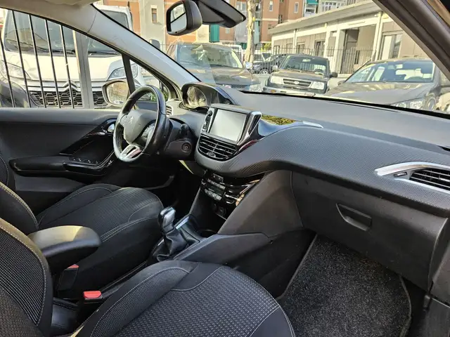 Peugeot 208 view 9
