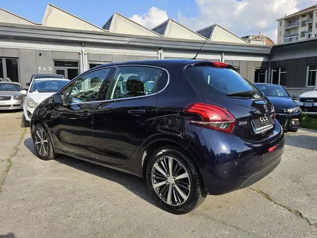 Peugeot 208 view 5
