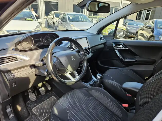 Peugeot 208 view 6