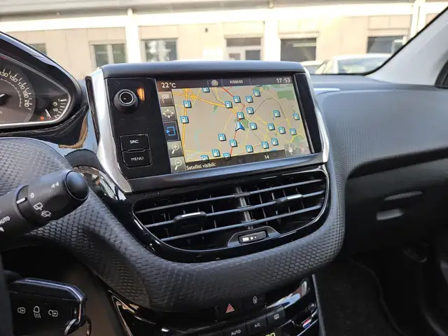 Peugeot 208 view 13