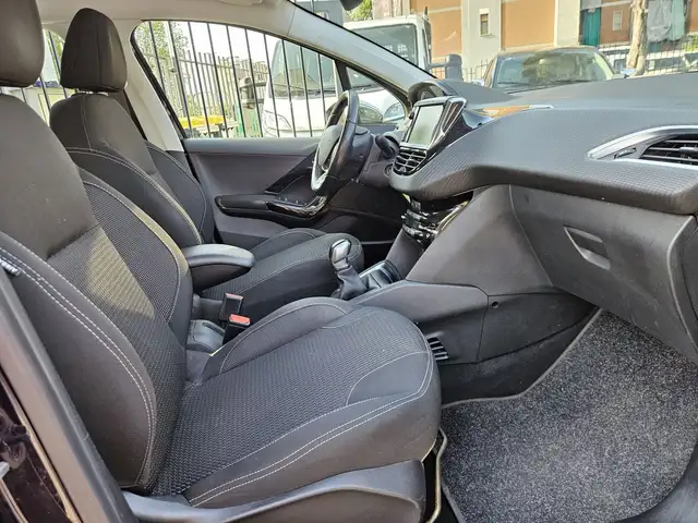 Peugeot 208 view 10