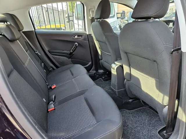 Peugeot 208 view 11