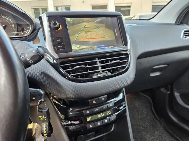 Peugeot 208 view 14
