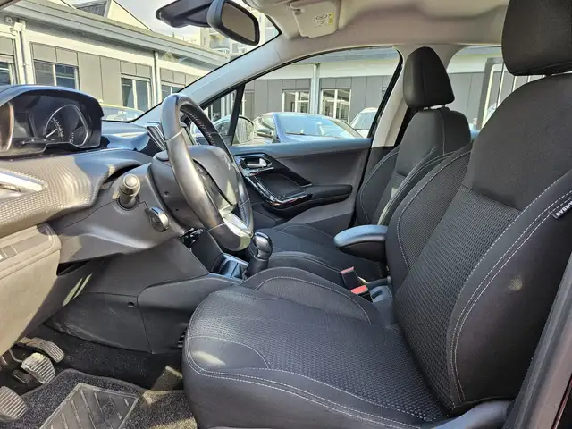 Peugeot 208 view 7