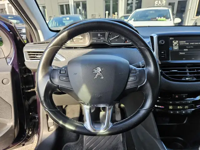 Peugeot 208 view 12