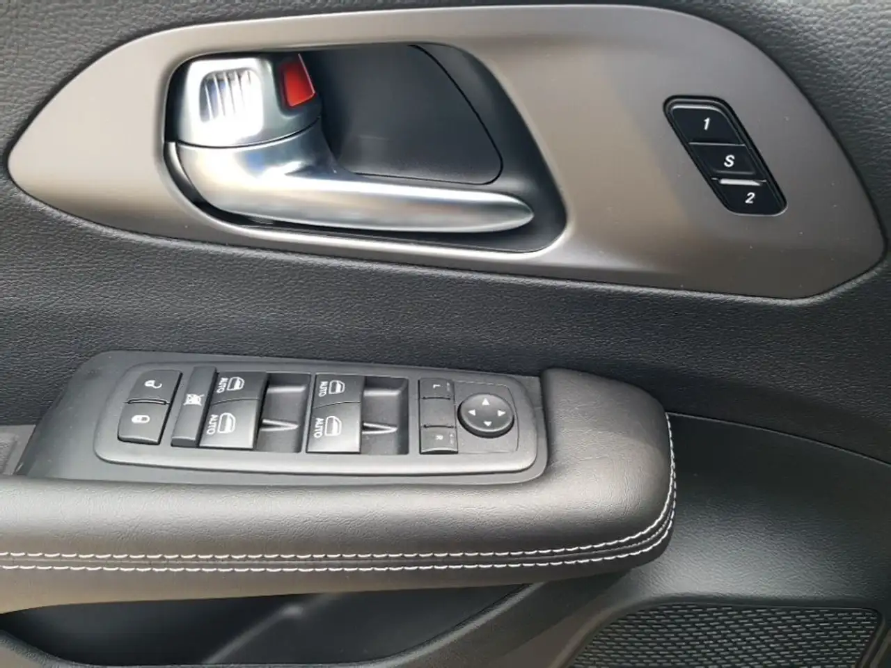 Chrysler Pacifica снимка Chrysler Pacifica