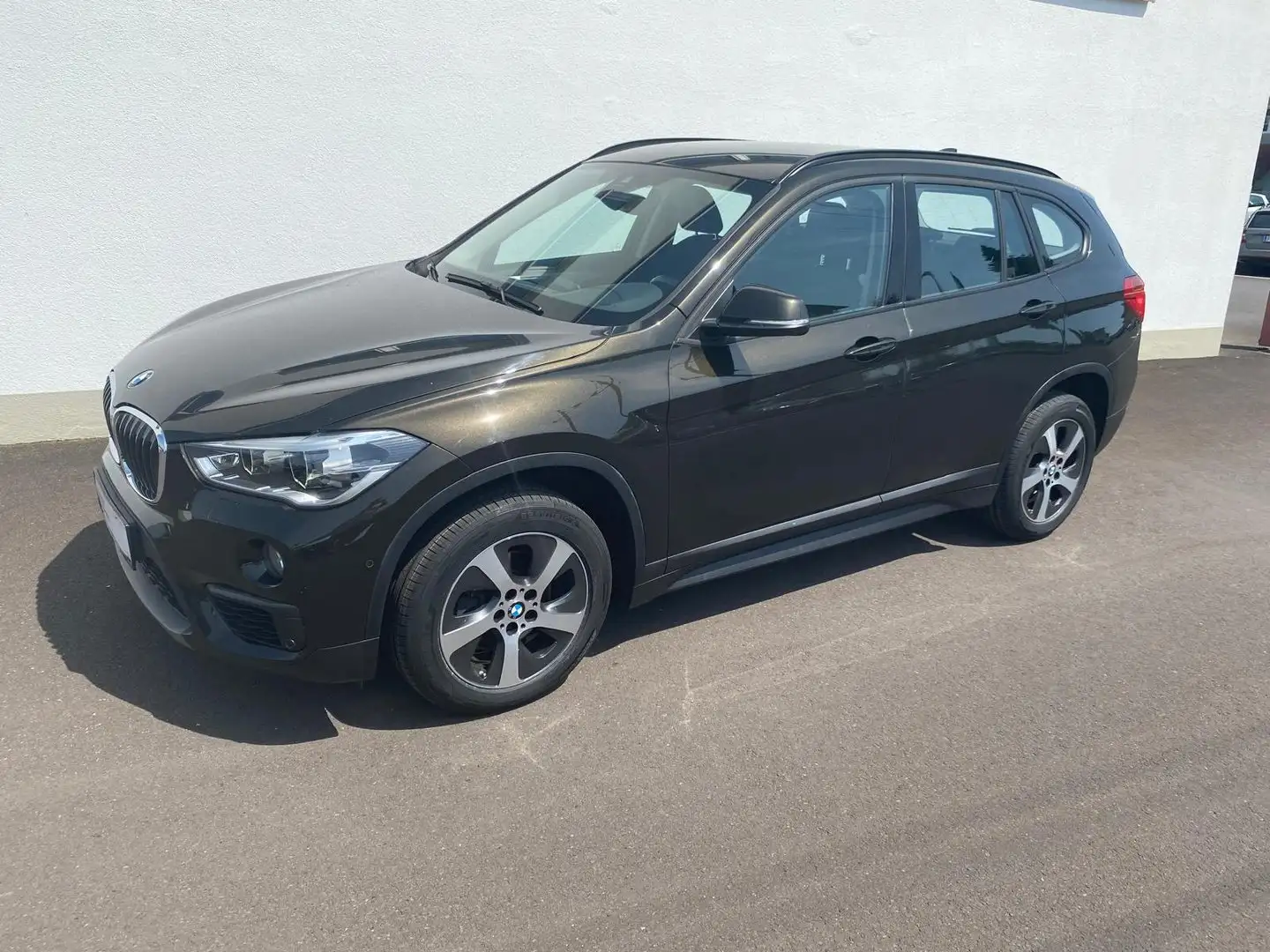BMW X1 sDrive18d Advantage Aut. Braun - 1