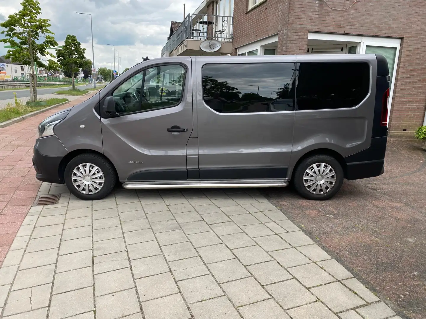 Renault Trafic 1.6 dCi T29 L1H1 Comfort nieuwe apk navi el ramen Grijs - 2