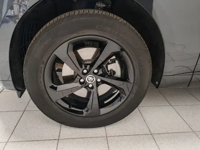 Jaguar F-Pace view 9