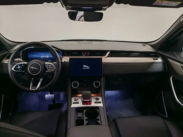 Jaguar F-Pace view 4
