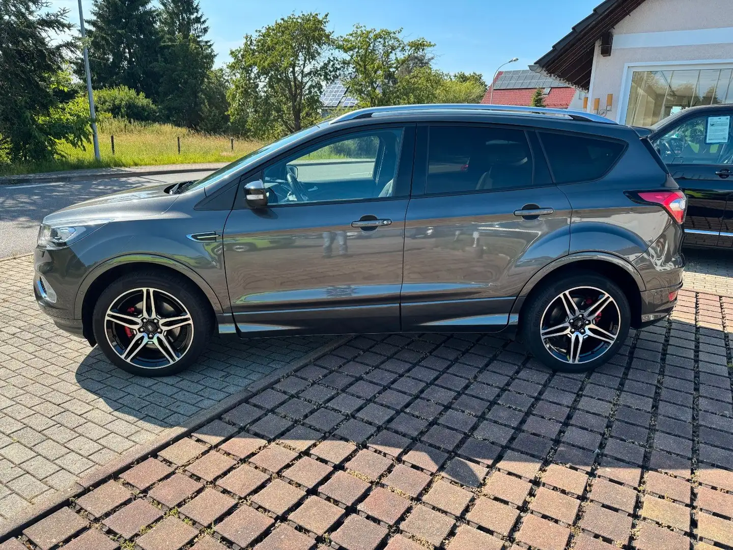 Ford Kuga ST-Line in absoluten Top Zustand Grau - 2