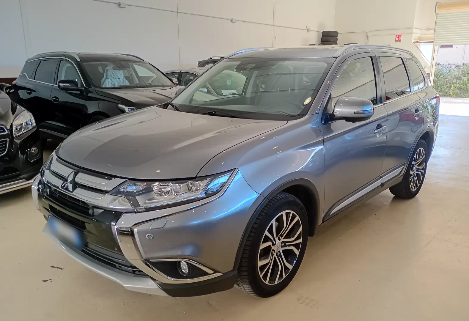 Mitsubishi Outlander 2.2 Instyle 4x4 7 Posti Gris - 1