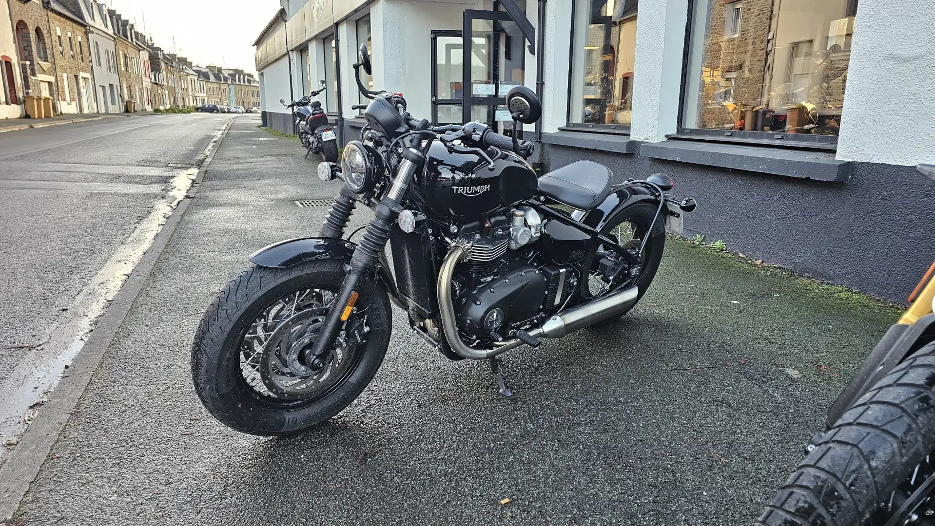 Triumph Bonneville Bobber Negro - 1