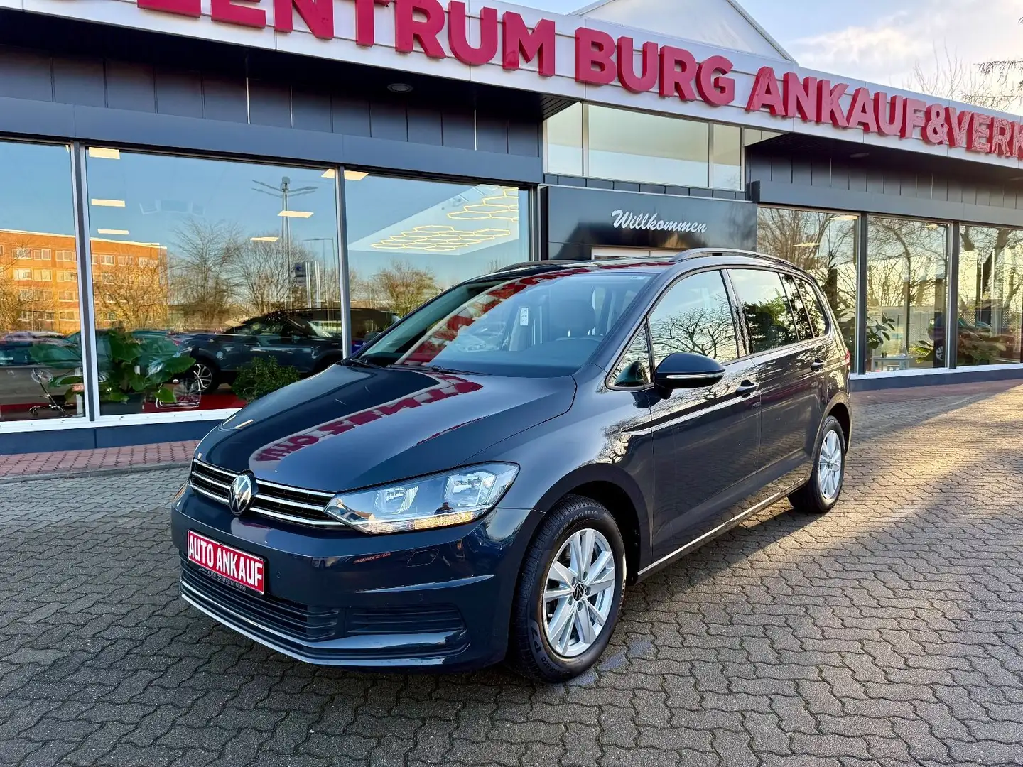 Volkswagen Touran Comfortline BMT DSG Navi AHK Grau - 2