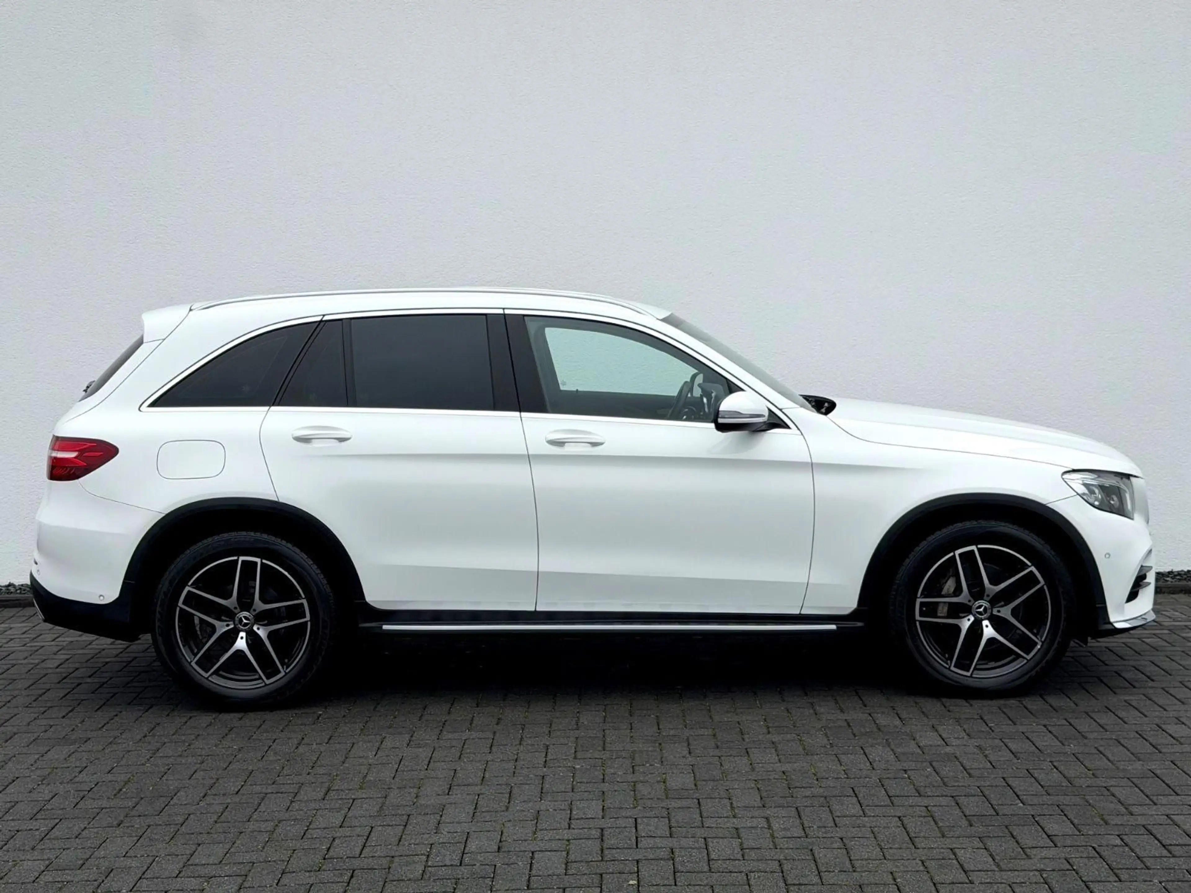 Mercedes-Benz GLC 250 d 4Matic Amg Line / NAVI/LED/AHK/1.HAND/ — photo 4