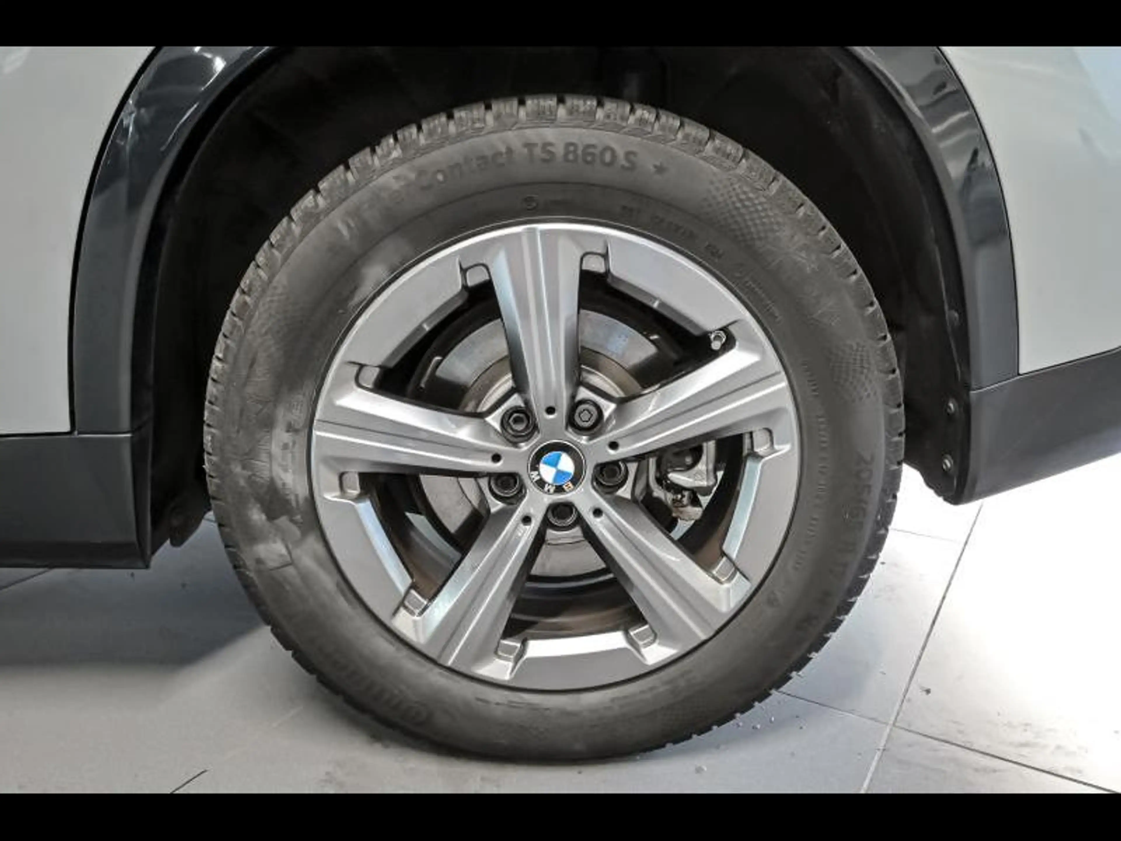BMW iX1 eDrive20 - X Line — photo 8