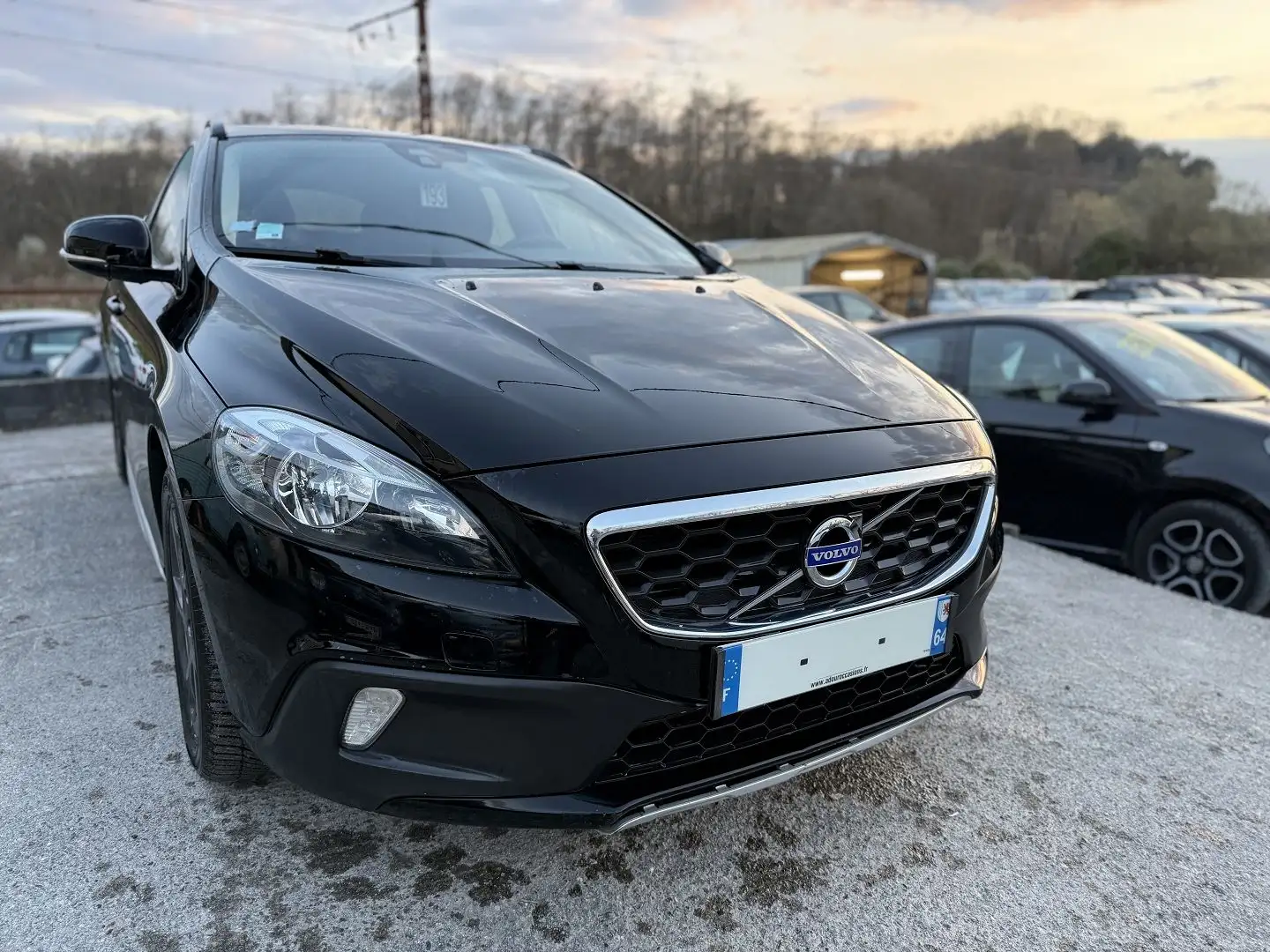 Volvo V40 Cross Country D2 115CH START\u0026STOP KINETIC Noir - 1