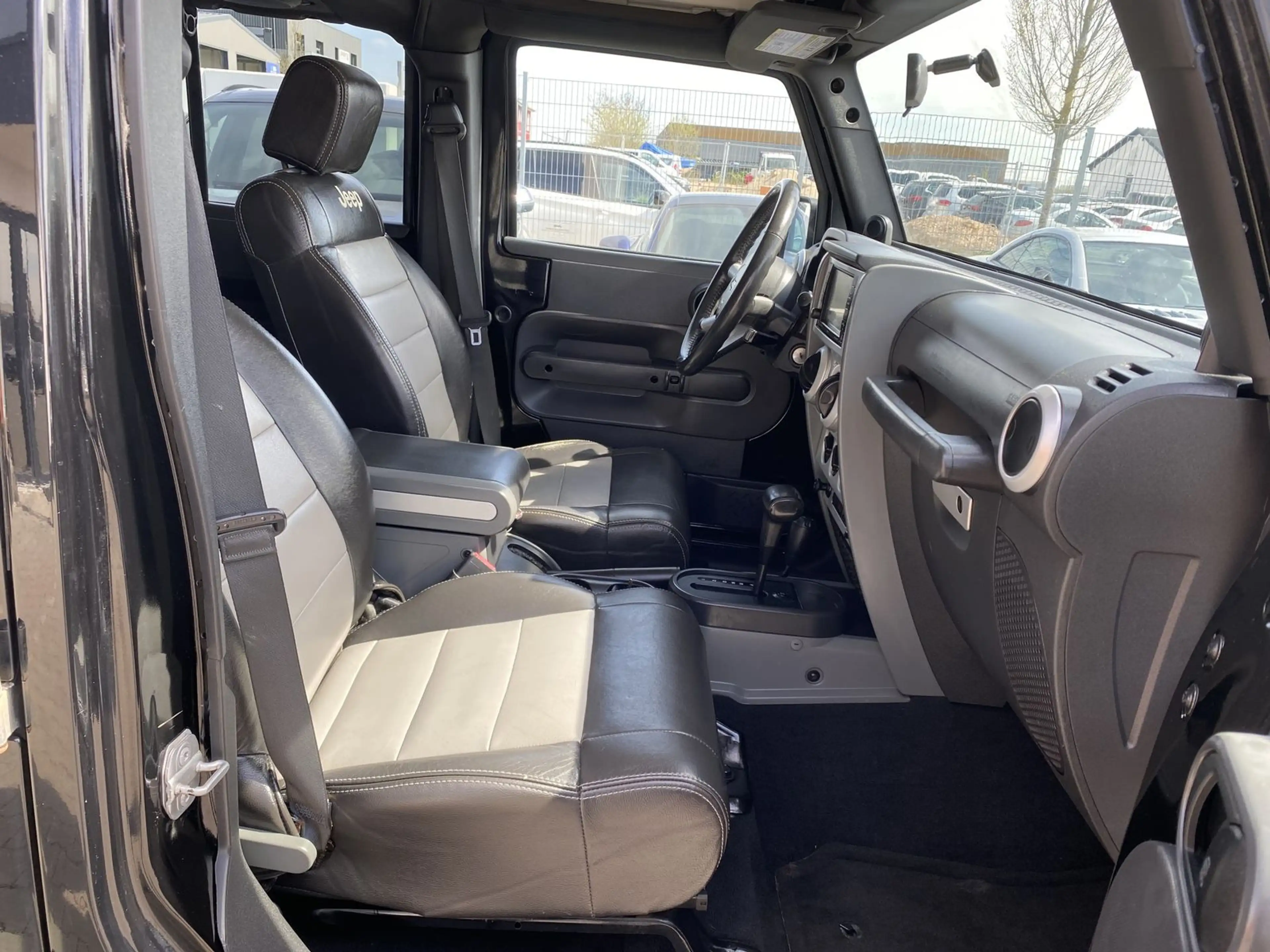 Jeep Wrangler Sahara/Leder/Navi/TÜN NEU/SOFTTOP — photo 15