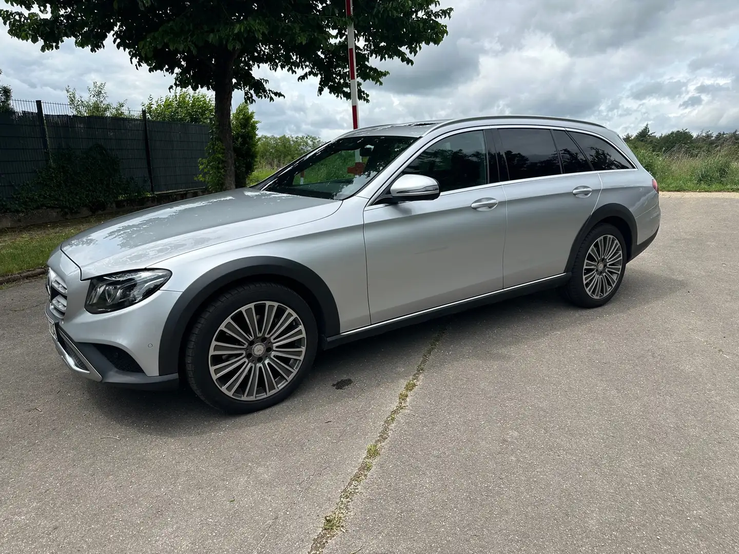 Mercedes-Benz E 220 E 220 d 4Matic T All-Terrain 9G-TRONIC Avantgarde Silber - 2
