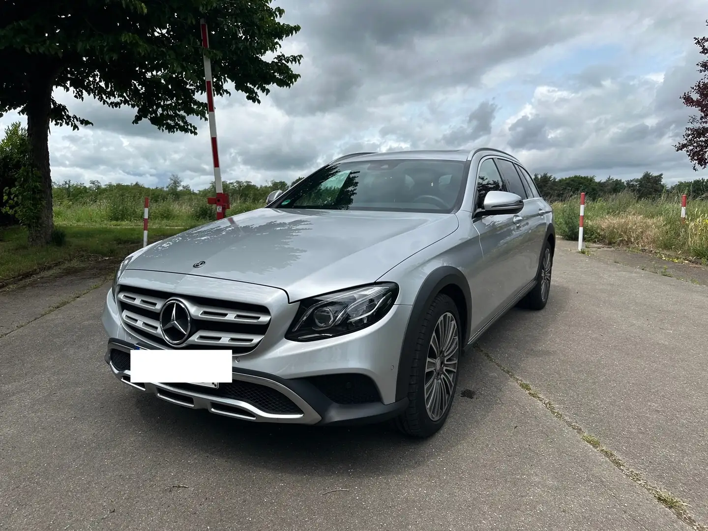 Mercedes-Benz E 220 E 220 d 4Matic T All-Terrain 9G-TRONIC Avantgarde Silber - 1