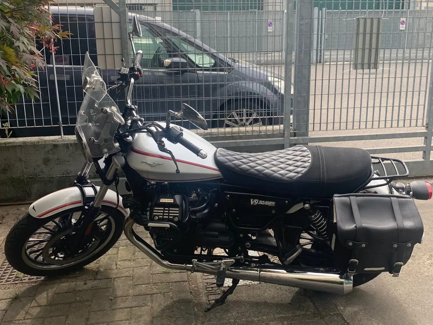Moto Guzzi V 9 Roamer Weiß - 2