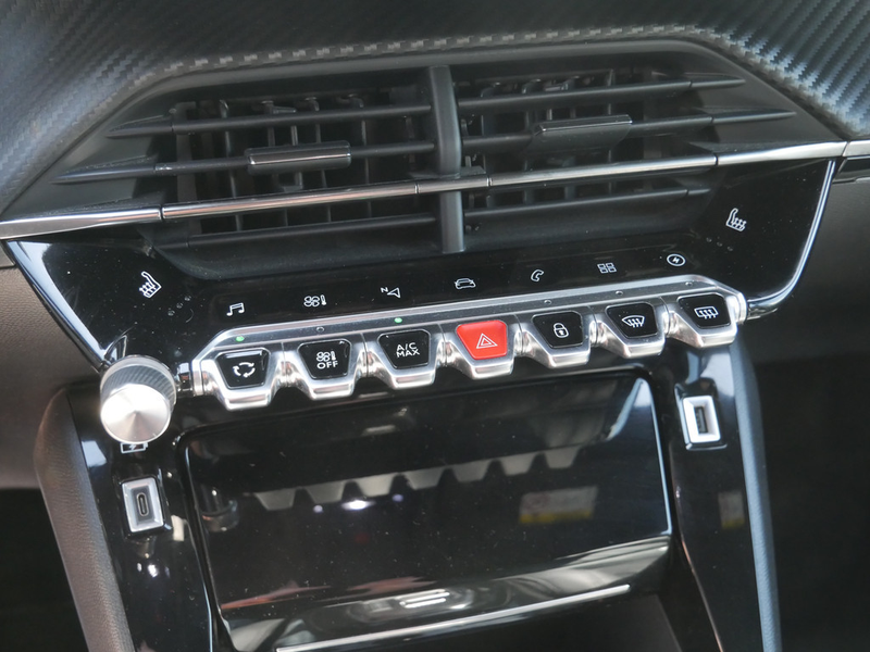Peugeot e-2008 — photo 11