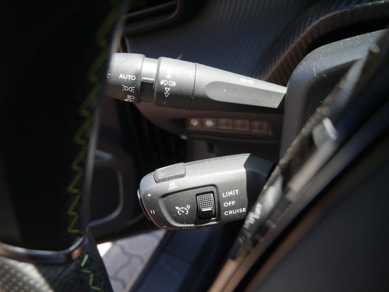 Peugeot e-2008 — photo 13