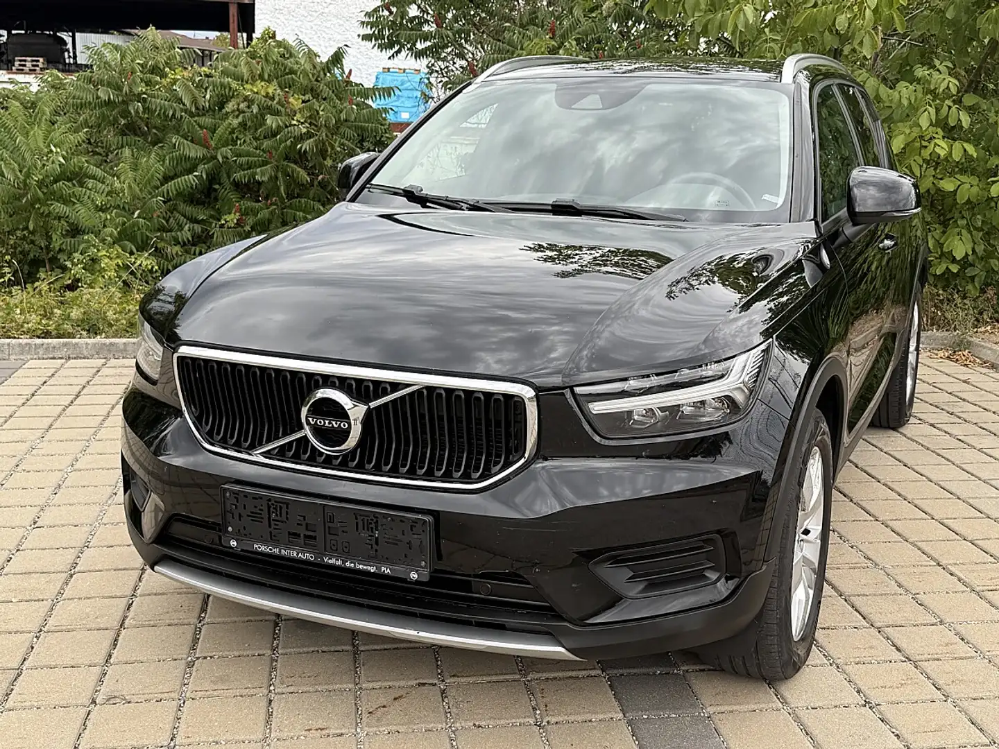 Volvo XC40 D3 2WD Momentum Pro Aut. (EURO 6d-TEM Schwarz - 1