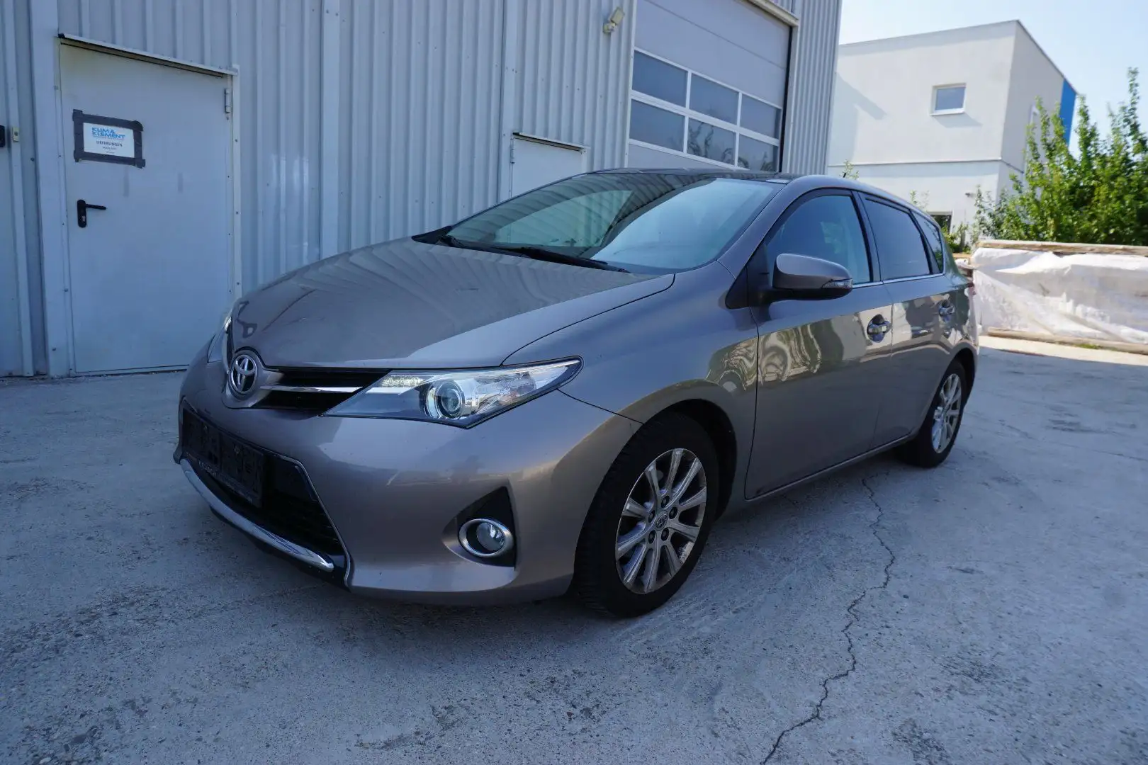 Toyota Auris Active 1,33 Grau - 2