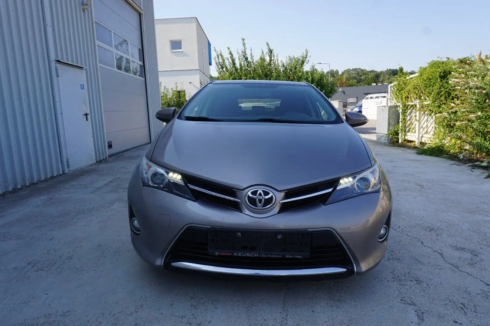 Toyota Auris Active 1,33 Grau - 1
